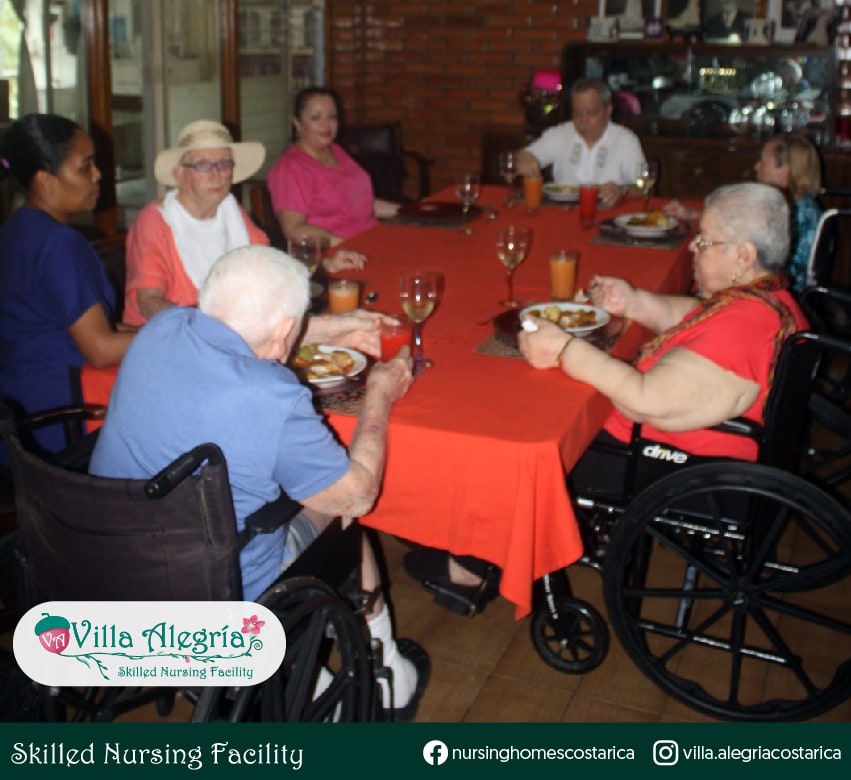 Residentes de Villa Alegría cenando juntos