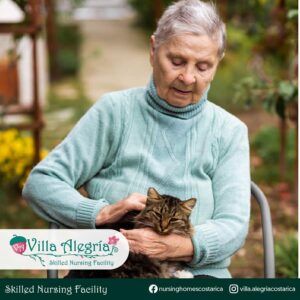 Residente Frances en Villa Alegría con la gata susy en terapia