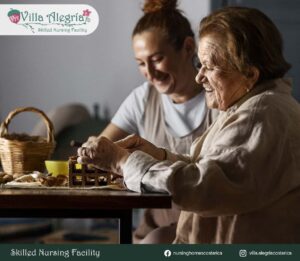 Residentes de Villa Alegría Nursing Homes - Residente Johan compartiendo con la asistente mientras conversan
