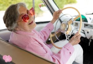Happy older woman enjoying a classic car ride – A joyful retirement moment