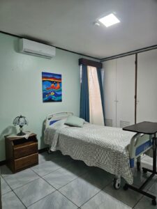 room with comfortable articulated bed, air conditioning, screen, closet, private bathroom, closet, side table and beautiful decoration on the walls and two beautiful windows let in the clarity of the beautiful day