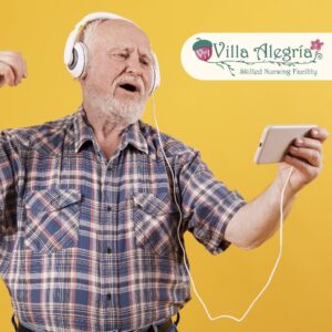 Adulto Mayor con Audifonos disfrutando de la Música y sus multiples beneficios.